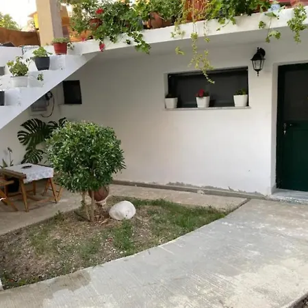 Guest house Lovely 1bedroom Unit With Free Parking