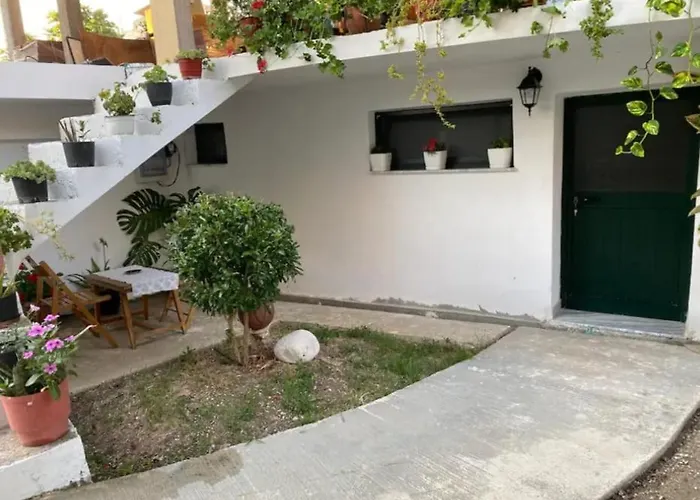 Guest house Lovely 1bedroom Unit With Free Parking