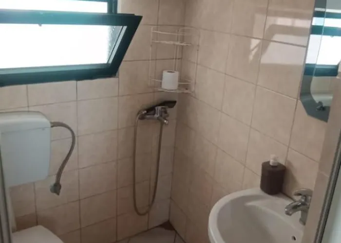 Lovely 1bedroom Unit With Free Parking Vlore